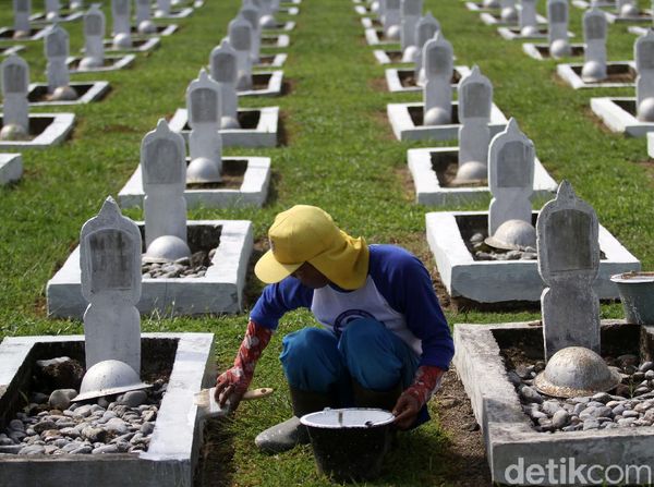 Momen Perawatan Makam Pahlawan Jelang HUT RI