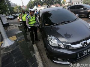 Polisi Siap Tilang Pelanggar Ganjil Genap di DKI Hari Ini Polisi Siap Tilang Pelanggar Ganjil Genap di DKI Hari Ini