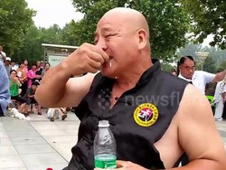 Gokil! Pria Ahli Kung Fu Ini Bisa Telan Beling hingga Kuku