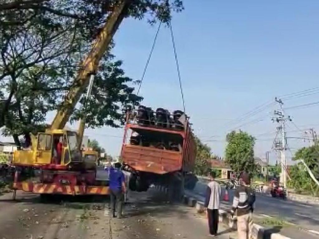 Usai Nyangkut 12 Jam di Median Jalan Pantura, Truk Muatan Motor Dievakuasi Usai Nyangkut 12 Jam di Median Jalan Pantura, Truk Muatan Motor Dievakuasi