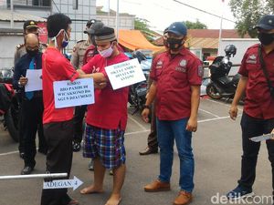 Rekonstruksi Kakak-Adik Bunuh Pemuda Hendak Prewed, Ibu Korban Protes