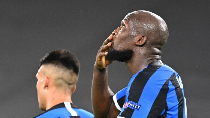 GELSENKIRCHEN, GERMANY - AUGUST 05: Romelu Lukaku of Inter Milan celebrates after scoring his sides first goal during the UEFA Europa League round of 16 single-leg match between FC Internazionale and Getafe CF at Arena AufSchalke on August 05, 2020 in Gelsenkirchen, Germany.  (Photo by ina Fassbender/Pool via Getty Images)