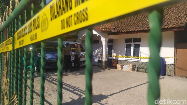 Polisi Geledah 6 Ruangan di Rumah Mewah 'Big Boss' Paket Kurban Cianjur Polisi Geledah 6 Ruangan di Rumah Mewah 'Big Boss' Paket Kurban Cianjur