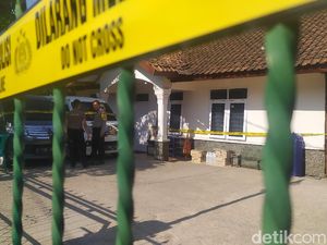 Polisi Geledah 6 Ruangan di Rumah Mewah Big Boss Paket Kurban Cianjur Polisi Geledah 6 Ruangan di Rumah Mewah Big Boss Paket Kurban Cianjur