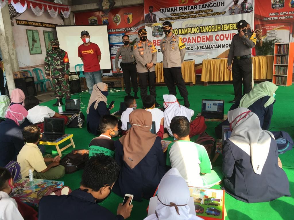 Rumah Pintar Tangguh di Mojokerto Jadi Solusi Siswa Belajar Daring Rumah Pintar Tangguh di Mojokerto Jadi Solusi Siswa Belajar Daring
