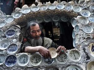 Potret Tampilan Tidak Biasa Rumah Antik yang Dihiasi 10 Ribu Piring Porselen