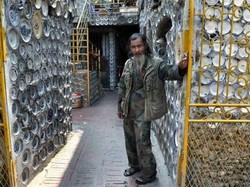 Keren! Rumah Pria Ini Dihiasi Hampir 10 Ribu Piring Porselen