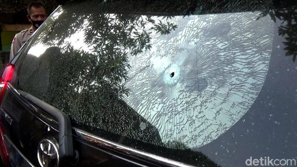 Sadis! Ini Foto-foto Mobil yang Diberondong Peluru di Purwakarta