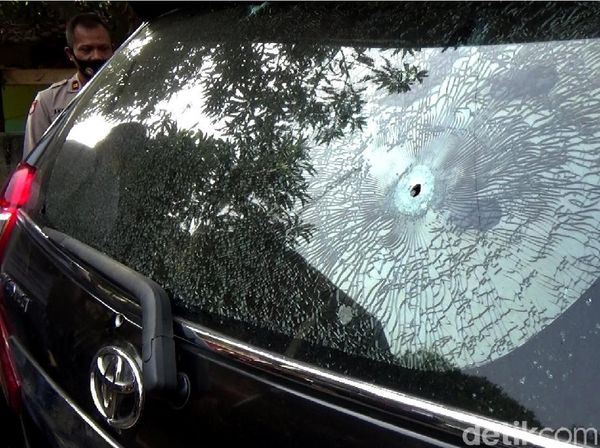Sadis! Ini Foto-foto Mobil yang Diberondong Peluru di Purwakarta