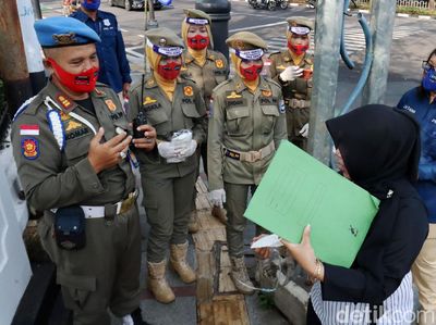 Satpol PP Sidak ASN Tak Bermasker di Balai Kota Bandung