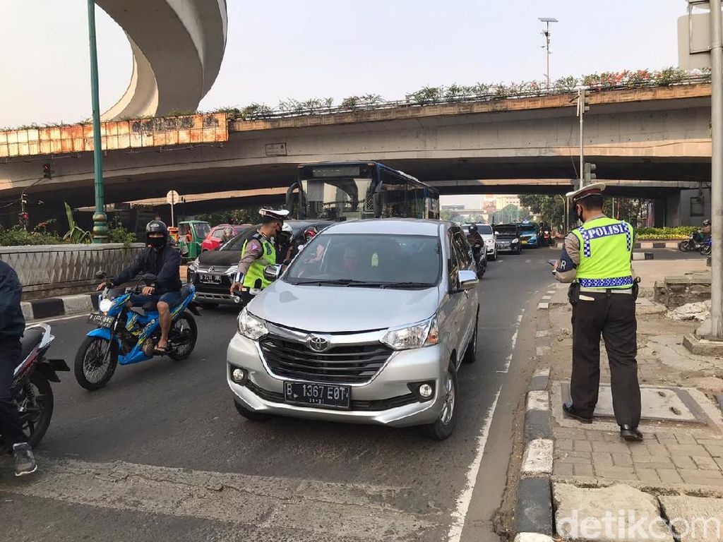 Ganjil Genap DKI: Panen Kritikan, Malah Dikaji Dilebarkan Ganjil Genap DKI: Panen Kritikan, Malah Dikaji Dilebarkan