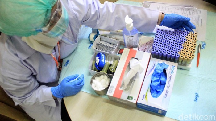 Seperti Apa Sih Alur Proses Pemberian Vaksin Corona? Simulasi uji klinis vaksin COVID-19 digelar di Kota Bandung. Simulasi uji klinis itu digelar untuk gambarkan alur pemberian vaksin virus Corona tersebut.