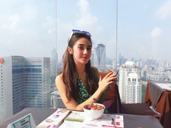 Syahra Larez Pamer Cincin saat Valentine, Dilamar Pacar?