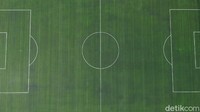 Lapangan yang dulunya gersang dan berdebu hingga becek kala hujan kini memiliki rumput berstandar FIFA lho.