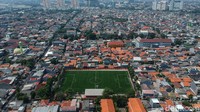 Begini penampakan Lapangan sepak bola Perkumpulan Olahraga Serdang (Pors) Kemayoran yang tampak diapit oleh rumah-rumah warga.