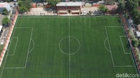 Diketahui, lapangan sepakbola ini menggunakan rumput sintetis buatan Italia.