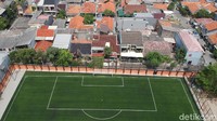 Penampakan Lapangan sepak bola Perkumpulan Olahraga Serdang (Pors) Kemayoran setelah dipercantik dan menggunakan rumput sintetis agar dapat digunakan tanpa bergantung pada cuaca dan waktu.