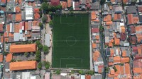 Penjaga setempat mengatakan hal tersebut dikarenakan efek pandemi COVID-19 dan hingga kini lapangan tersebut belum dapat dibuka dan digunakan oleh warga.