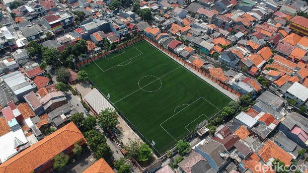 Wajah Lapangan sepak bola Perkumpulan Olahraga Serdang (Pors) Kemayoran kini berbeda. Lapangan yang dulu gersang itu kini dipercantik dan berstandar FIFA lho.