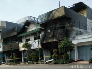 Kebakaran Selama 24 Jam, Api yang Lalap Toko Tunggal Jaya Akhirnya Padam! Kebakaran Selama 24 Jam, Api yang Lalap Toko Tunggal Jaya Akhirnya Padam!