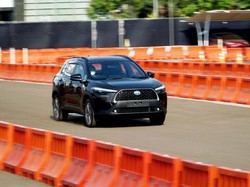 Corolla Cross Bisa Cek Saldo E-Money, Nggak Perlu Pinjam E-Toll Mobil Belakang Deh..