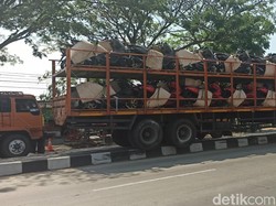 Ada Truk Muatan Motor Nyangkut di Atas Median Jalan Pantura, Kok Bisa?