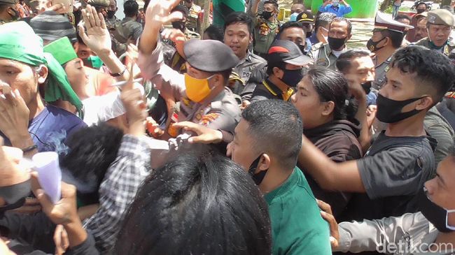 Tak Terima Disebut Bodoh, Mahasiswa Pengunjuk Rasa di Sulbar Ricuh Tak Terima Disebut Bodoh, Mahasiswa Pengunjuk Rasa di Sulbar Ricuh