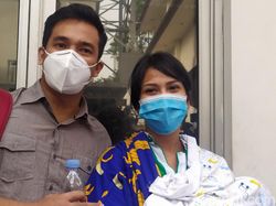 Hadiri Sidang Perdana Narkoba, Vanessa Angel Bawa Anak