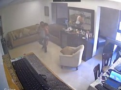 Dampak Ledakan Lebanon Terekam CCTV di Supermarket