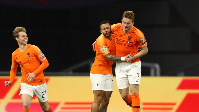AMSTERDAM, NETHERLANDS - MARCH 24:  Matthijs de Ligt of the Netherlands (celebrates after scoring his teams first goal with Memphis Depay during the 2020 UEFA European Championships Group C qualifying match between Netherlands and Germany at Johan Cruyff Arena on March 24, 2019 in Amsterdam, Netherlands. (Photo by Dean Mouhtaropoulos/Getty Images)