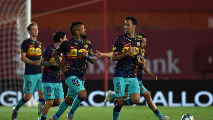 MALLORCA, SPAIN - JUNE 13: Arturo Vidal of FC Barcelona and Sergio Busquets of FC Barcelona warms up prior to the La Liga match between RCD Mallorca and FC Barcelona at Estadio de Son Moix on June 13, 2020 in Mallorca, Spain. (Photo by David Ramos/Getty Images)