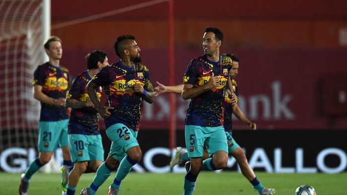 1249442253 MALLORCA, SPAIN - JUNE 13: Arturo Vidal of FC Barcelona and Sergio Busquets of FC Barcelona warms up prior to the La Liga match between RCD Mallorca and FC Barcelona at Estadio de Son Moix on June 13, 2020 in Mallorca, Spain. (Photo by David Ramos/Getty Images)
