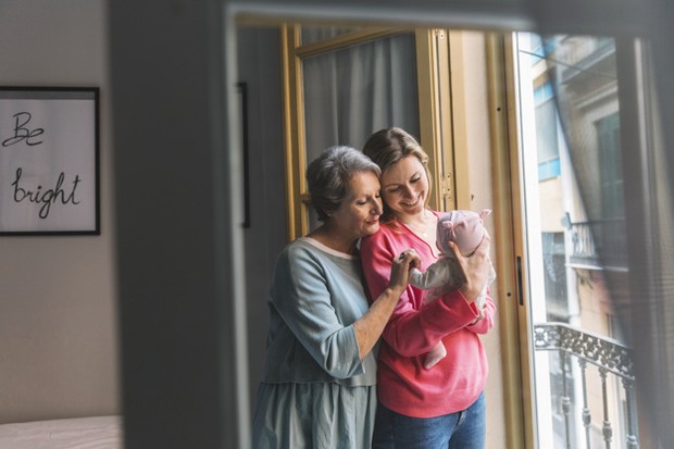 Agar hubungan dengan mertua tetap harmonis, maka rajinlah mengunjungi mertua.