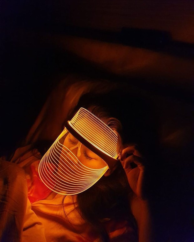 LED face shield mask berfungsi untuk kecantikan dan perawatan kulit wajah.