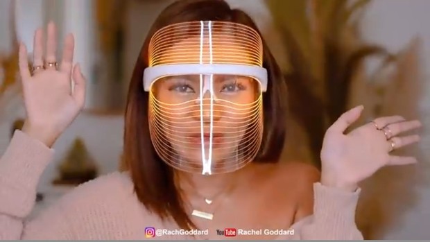 Sebelum memakai LED face shield mask, wajah perlu dibersihkan terlebih dulu dan harus dalam keadaan kering.