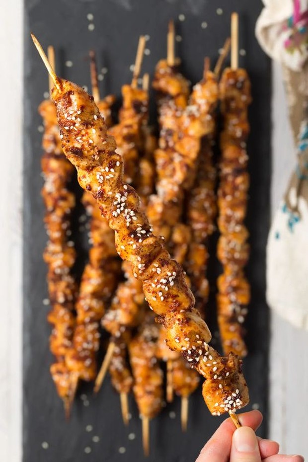 Korean chicken skewers/pinterest.com/sommer Hidangan ini dijamin akan disukai banyak orang Indonesia karena mirip dengan sate.