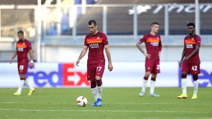 DUISBURG, GERMANY - AUGUST 06: Henrikh Mkhitaryan of Roma walks back to the half-way line after conceding during the UEFA Europa League round of 16 single-leg match between Sevilla FC and AS Roma at MSV Arena on August 06, 2020 in Duisburg, Germany. (Photo by Friedemann Vogel/Pool via Getty Images)