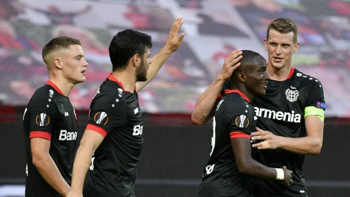 LEVERKUSEN, GERMANY - AUGUST 06: Moussa Diaby of Bayer Leverkusen celebrates with Lars Bender after scoring his sides first goal during the UEFA Europa League round of 16 second leg match between Bayer 04 Leverkusen and Rangers FC at BayArena on August 06, 2020 in Leverkusen, Germany.  (Photo by Sascha Schuermann/Pool via Getty Images)