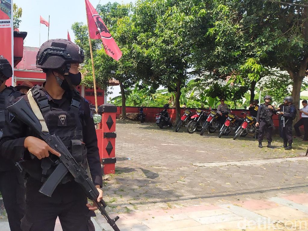 Pasca Teror Bom Molotov, Kantor DPC PDIP Cianjur Dikawal Brimob Pasca Teror Bom Molotov, Kantor DPC PDIP Cianjur Dikawal Brimob