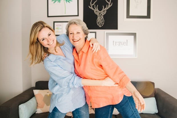 Agar tetap harmonis dengan mertua, jalin hubungan komunikasi yang baik.