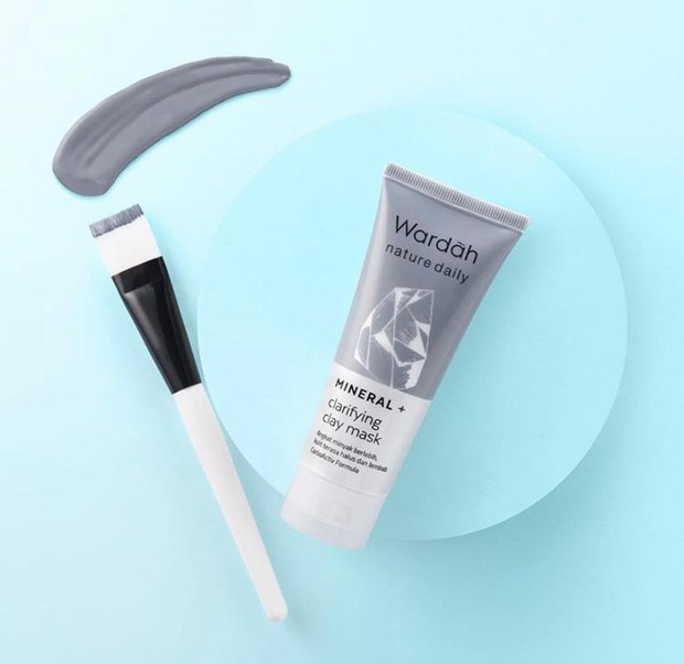Wardah Nature Daily Mineral Clarifying Clay Mask/Instagram.com Dengan menggunakan clay mask dari Wardah ini, wajah akan terasa lebih lembut dan membersihkan secara menyeluruh.