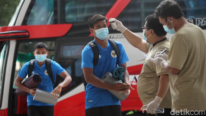Timnas Indonesia dan Timnas Indonesia U-19 kembali menggelar sesi latihan. Sebelumnya, ada dua kali penundaan pemusatan latihan Skuad Garuda.