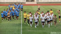 Setelah melakukan persiapan, tim dibagi menjadi dua, Timnas senior dan Timnas U-19. 