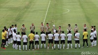 Setelah semua selesai melakukan persiapan, Shin Tae-yong pun memberikan arahan.