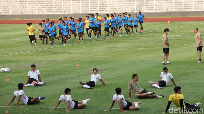 Timnas Indonesia dan Timnas Indonesia U-19 kembali menggelar sesi latihan. Sebelumnya, ada dua kali penundaan pemusatan latihan Skuad Garuda.