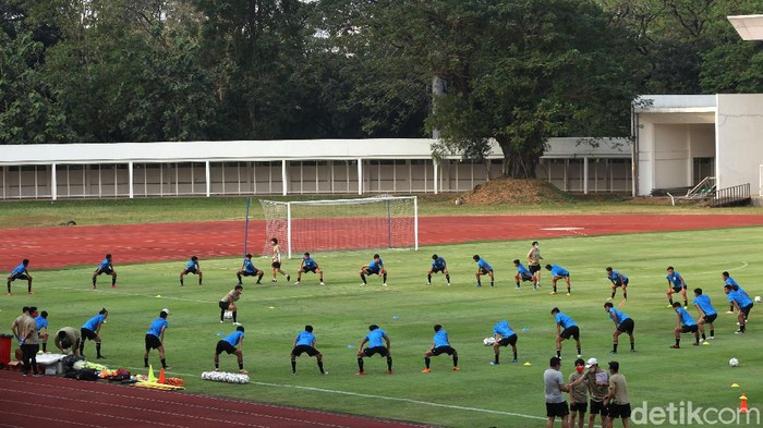 Timnas Indonesia dan Timnas Indonesia U-19 kembali menggelar sesi latihan. Sebelumnya, ada dua kali penundaan pemusatan latihan Skuad Garuda.