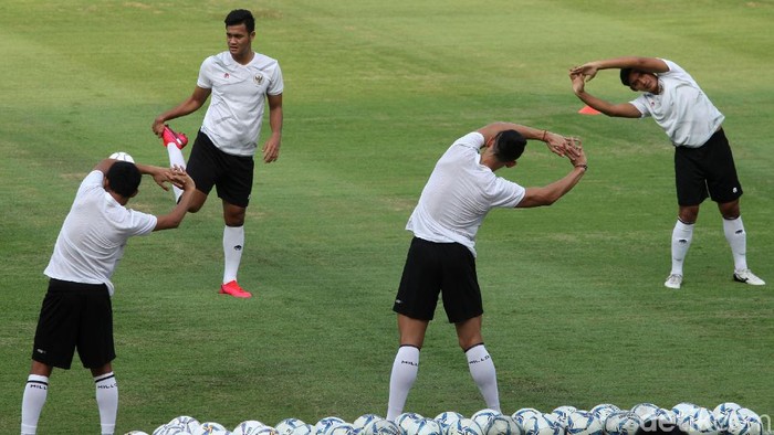 Timnas Indonesia dan Timnas Indonesia U-19 kembali menggelar sesi latihan. Sebelumnya, ada dua kali penundaan pemusatan latihan Skuad Garuda.