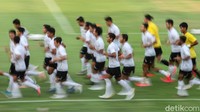 Timnas Indonesia dan Timnas Indonesia U-19 akhirnya latihan juga. Sebelumnya, ada dua kali penundaan pemusatan latihan Skuad Garuda.