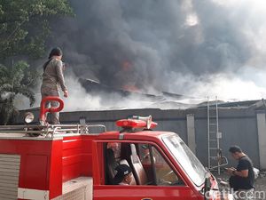 Terdengar Ledakan, Kebakaran Pabrik di Sentul Belum Padam Terdengar Ledakan, Kebakaran Pabrik di Sentul Belum Padam