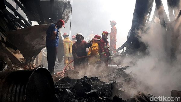 Foto-foto Kebakaran Hebat di Kawasan Industri Sentul